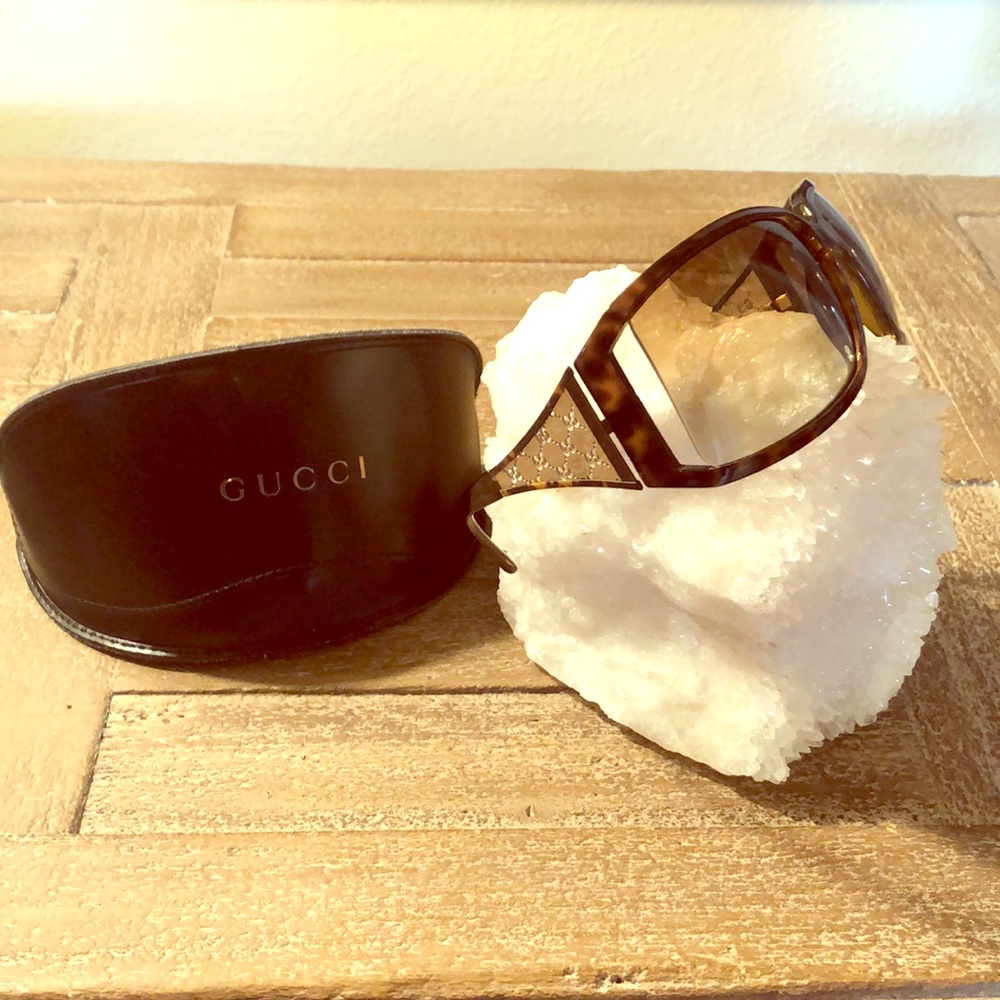 Gucci Tortoise/Gold GG Sunglasses & case